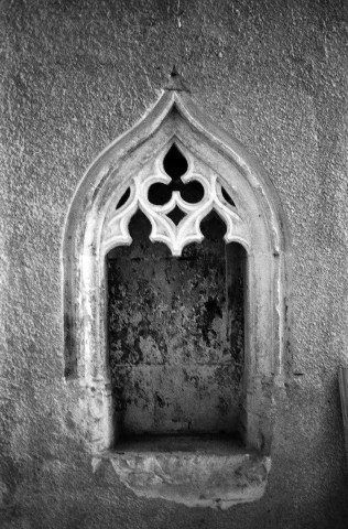 Montjoux. - Niche de la chapelle du château.