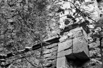 Piégros-la-Clastre.- Détail du pilier sud du chœur de la chapelle Saint-Médard (XIIe s.).