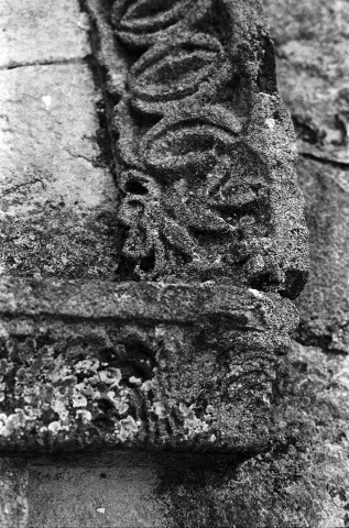 Rochebaudin. - Détail de l'arc du porche de la chapelle du cimetière.