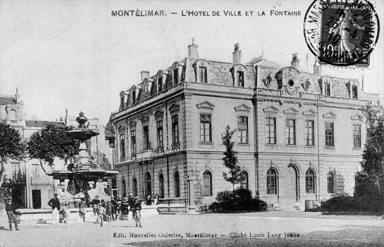 La mairie et la fontaine.