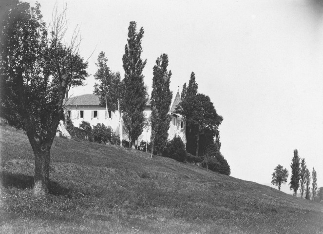 Charols, château de Salettes. - Partie des façades sud et est.