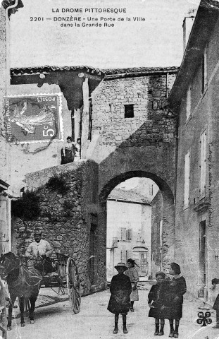 Donzère.- Une porte du village Grande Rue.