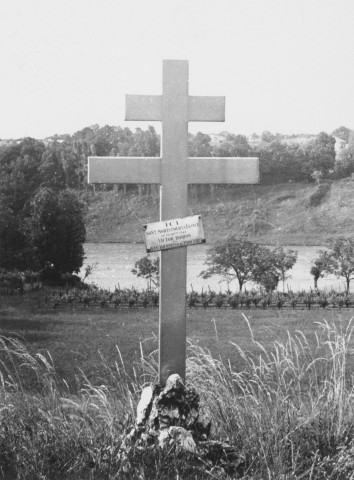 8. Brigade de Saint-Nazaire-en-Royans. Nature de la commémoration : stèle. Lieu : Saint-Nazaire, à 400 m environ à l'entrée ouest de la localité, en bordure de la route nationale n°531. Nombre de victimes, fusillées : 2. Circonstances : le 28 août 1944 2 résistants fusillés par les Allemands.