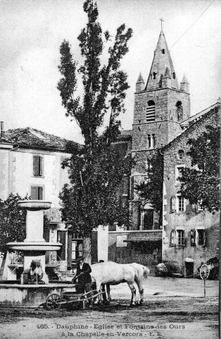 La fontaine aux Ours et l'église Assomption de Notre-Dame.