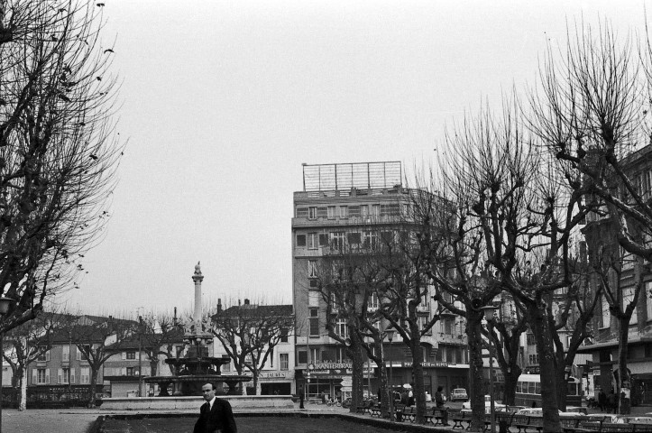 Valence.- Publicité sur le toit de l'immeuble à l'angle de l'avenue Félix Faure et rue des Alpes.