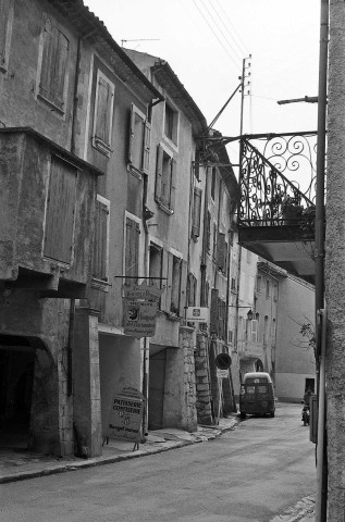 Buis-les-Baronnies. - Façade de maisons au sud de la place du Marché.