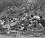Vue aérienne du village, du château et de l'église Saint-Michel.