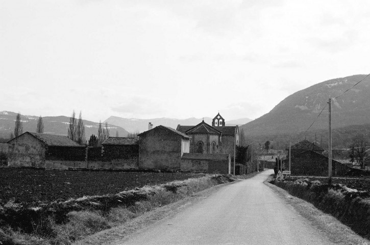 Soyans.- Les abords de l'église Saint-Marcel.