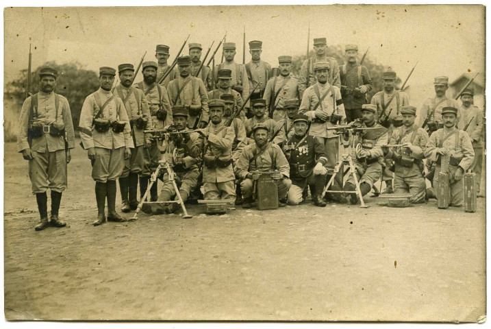 Groupe de soldats avec des mitrailleuses.