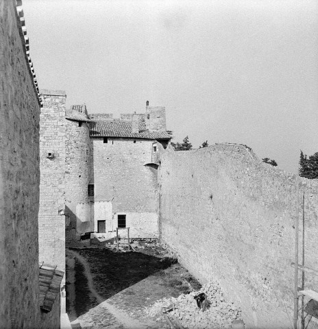Montélimar. - Travaux de restauration au château des Adhémar.