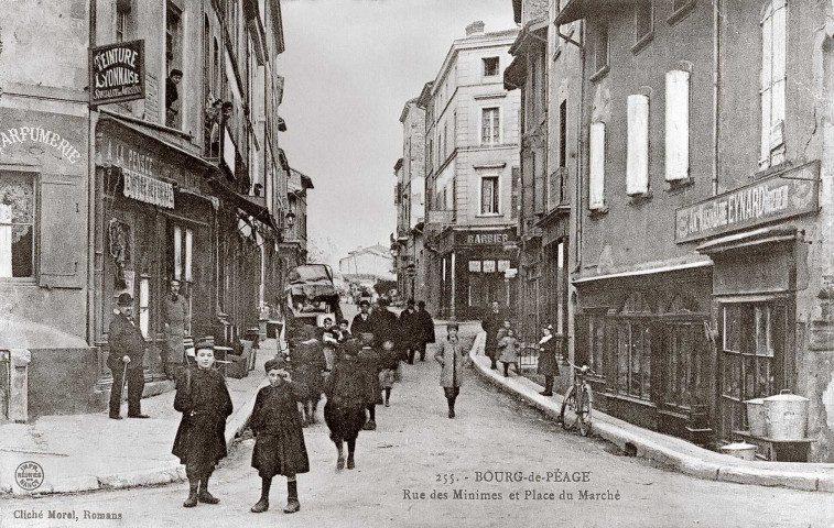 Bourg-de-Péage.- Rue des Minimes et place du Marché.