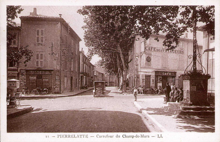 Carrefour de la ville.