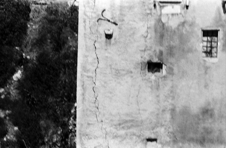 Pontaix.- La fissure de l'ancien presbytère avant restauration.