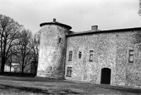 Saint-Vallier. - La façade sud du château.