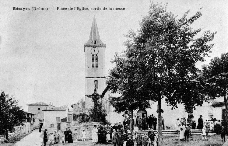 Sortie de la messe à l'église Saint-Étienne.