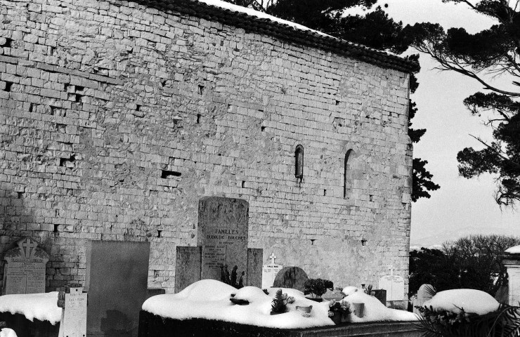 Puygiron. - La façade sud de la chapelle Saint-Bonnet et le cimetière.