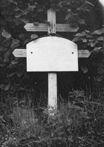22. Brigade de La Chapelle-en-Vercors. Nature de la commémoration : stèle. Lieu : Saint-Martin-en-Vercors, en bordure de la route départementale n°103, au point kilométrique 8. Nombre de victimes, fusillées : 1. Circonstances : le 22 juillet 1944 un maquisard est fusillé par les Allemands.