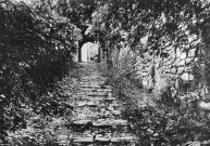 Escaliers menant au vieux village.