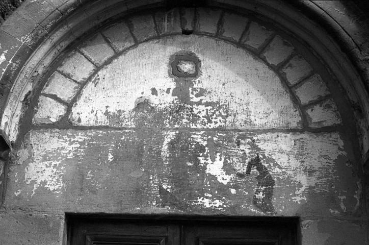 La Motte-de-Galaure.- Détail au dessus du porche de l'église Sainte-Agnès.