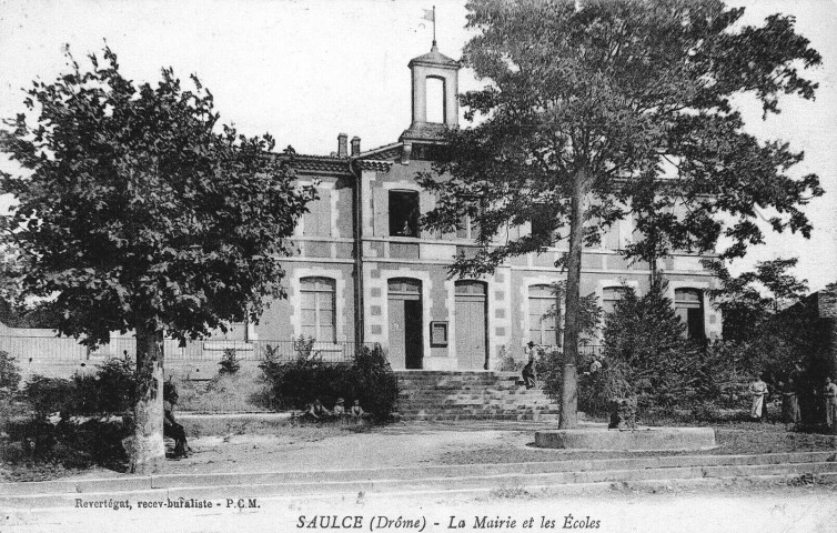 La mairie et le groupe scolaire.