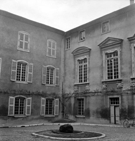 Valence. - La cour du musée avant travaux.