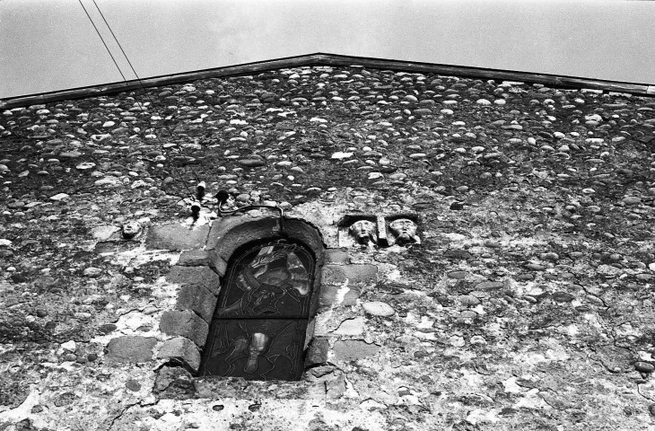 Manthes.- Détail de la façade occidentale de l'église Saint-Pierre.