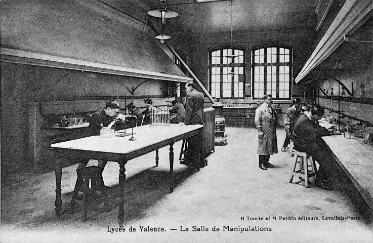 Valence.- La classe de chimie du Collège et Lycée Émile Loubet.