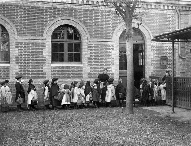 Évreux (Eure).- Sortie des élèves de l'école maternelle.