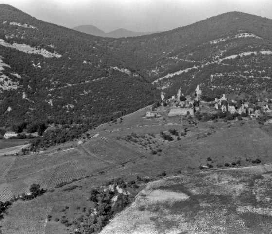 Vue aérienne du château de Béconne.