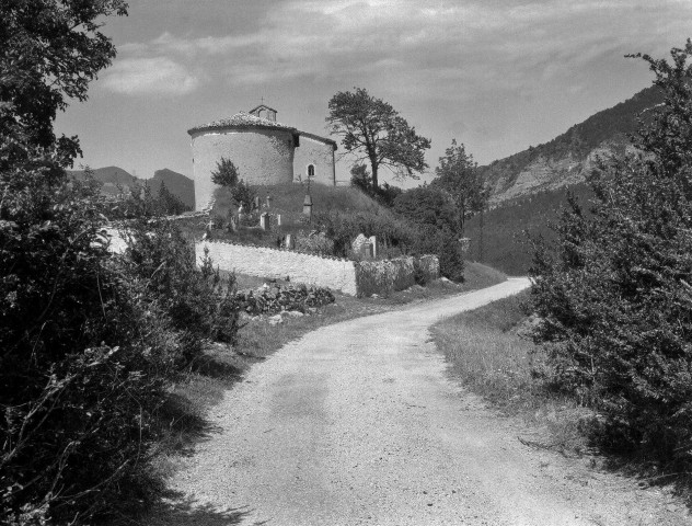 Boulc.- La chapelle et le cimetière du hameau les Tatins.