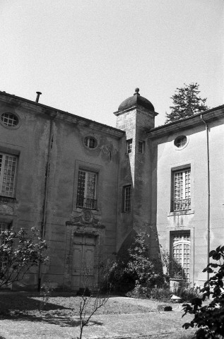 Châteaudouble.- L'angle nord-est de la cour du château.