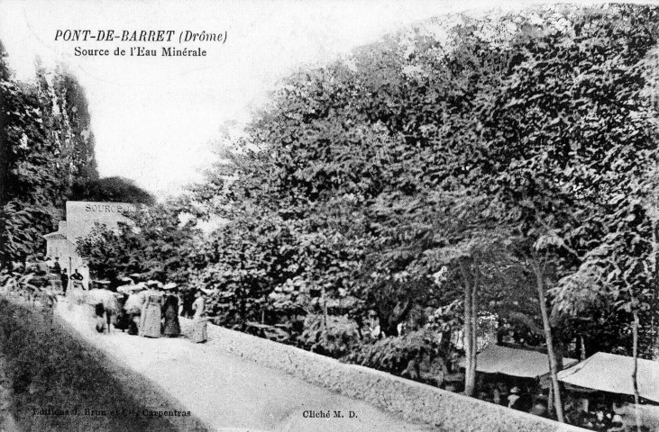 Route de la source d'eau minérale gazeuse.