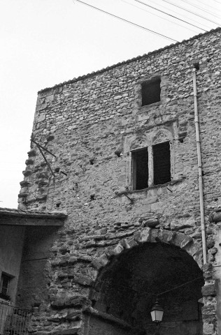 Chabeuil.- Façade arrière de la porte du village.