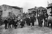 Vaunaveys-la-Rochette.- Le"triomphe" porté par des enfants de Vaunaveys.