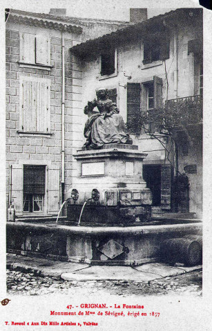 La fontaine monumentale, le pilier sert de piédestal à la statue de Madame de Sévigné (1857).