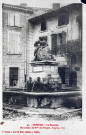 La fontaine monumentale, le pilier sert de piédestal à la statue de Madame de Sévigné (1857).