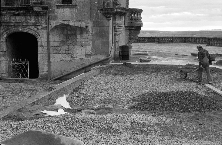 Grignan. - Travaux d'étanchéité des terrasses du château.