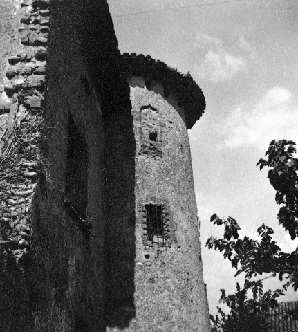 Manthes.- La tour d'angle sud de l'ancien Prieuré de bénédictins de l'ordre de Cluny.