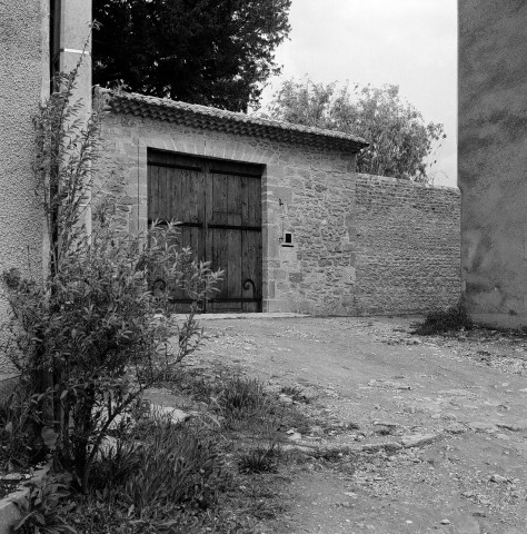 Étoile-sur-Rhône.- L'entrée sud du château Saint-Ange.