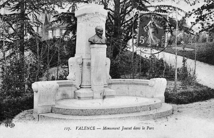 Buste en bronze de Théodore Jouvet donateur du parc, œuvre de Marie-Augustin Chavre-Biny, érigé en 1908.