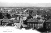 Vue panoramique, au premier plan, place des Clercs.