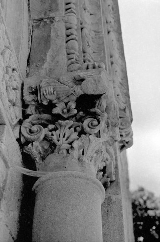 Sainte-Jalle. - Chapiteau du porche de l'église Notre-Dame de Beauvert.