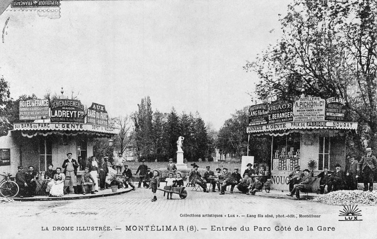 Montélimar.- Commerces à l'entrée du jardin public.