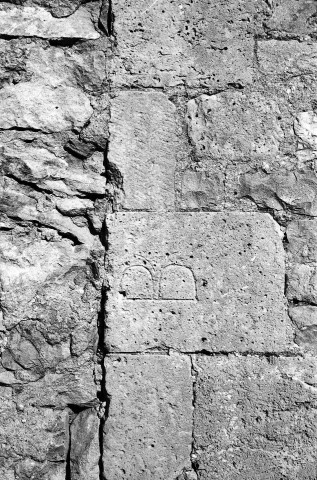 Malataverne. - Marque de tâcheron sur une façade de la chapelle Saint-Jean-Baptiste du hameau de Rac.
