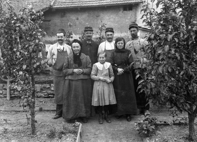 Girmont (Vosges). - Cuisiniers et soldats accompagnés de deux femmes et d'une jeune fille.