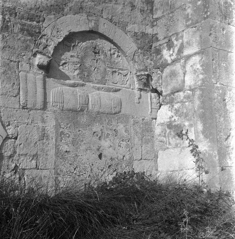 Colonzelle. - Porte latérale sud murée de la chapelle Saint-Pierre.