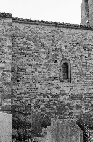 Francillon-sur-Roubion.- Porte romane murée de la façade nord de l'église Saint-Pierre-aux-Liens et le cimetière.
