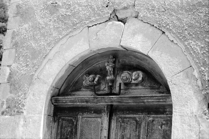 La Roche-sur-le-Buis.- Détail du porche de l'église Saint-Christophe.
