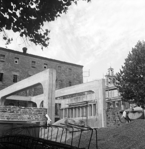 Bouchet. - Construction contre l'abbaye.