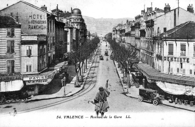 L'avenue Pierre Sémard et la statue de Désiré Bancel (1897).